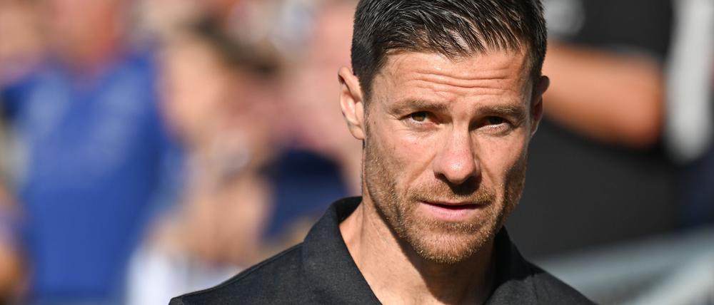 Trainer Xabi Alonso blockt Kritik an Tah ab.
