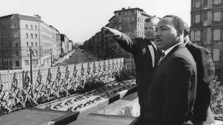 Erst sah er sich die Grenzbefestigung der DDR an, dann reiste er von West nach Ost: der amerikanische Bürgerrechtler und Religionsführer Martin Luther King.