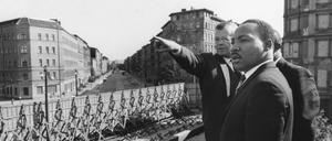 Martin Luther King, Jr an der Berliner Mauer. 