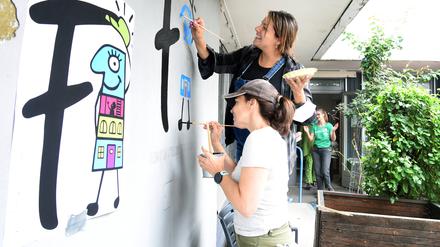 Verschönerungs-Aktion beim Stadtteilzentrum am Mehringplatz in Berlin-Kreuzberg 2022.