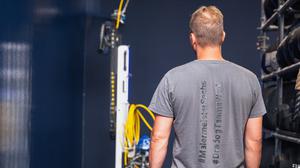 Der Roboter der Firma ConBotics ist eine Art Farbspritze auf Rädern, 130 Kilogramm schwer und ausgestattet mit Laserscannern und Kameras.