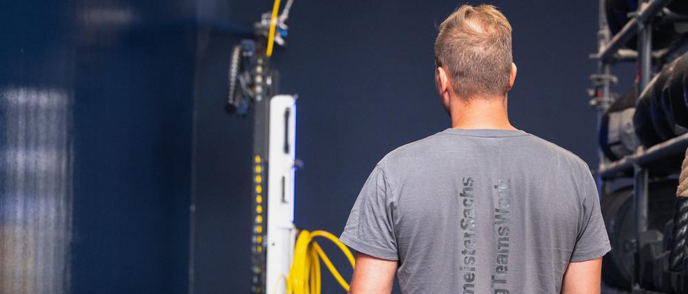 Der Roboter der Firma ConBotics ist eine Art Farbspritze auf Rädern, 130 Kilogramm schwer und ausgestattet mit Laserscannern und Kameras.