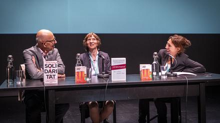 Was ist der Preis der Solidarität? Heinz Bude, Aleida Assmann und Moderatorin Natascha Freundel im Gespräch.