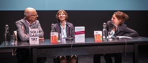 Was ist der Preis der Solidarität? Heinz Bude, Aleida Assmann und Moderatorin Natascha Freundel im Gespräch.