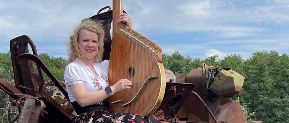 Zori Ameliko spielt die Bandura.