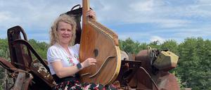 Zori Ameliko spielt die Bandura.