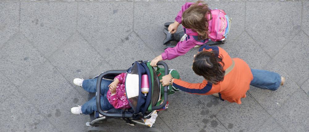 Kinder von Alleinerziehenden sowie Kinder mit drei oder mehr Geschwistern sind statistisch häufiger armutsgefährdet als Kinder aus anderen Haushalten.