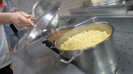 Sachsen-Anhalt, Bernburg: Ein Topf mit Nudeln steht bei dem Caterer „Land und Lecker“ im Wasserbad.