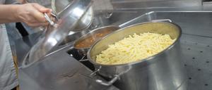 Sachsen-Anhalt, Bernburg: Ein Topf mit Nudeln steht bei dem Caterer „Land und Lecker“ im Wasserbad.