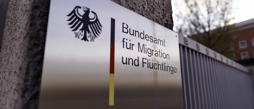 Auf dem Bild ist das Schild des „Bundesamts für Migration und Flüchtlinge“ zu sehen.