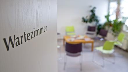 Leeres Wartezimmer in einer Arztpraxis.