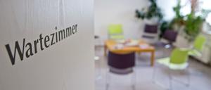 Leeres Wartezimmer in einer Arztpraxis.
