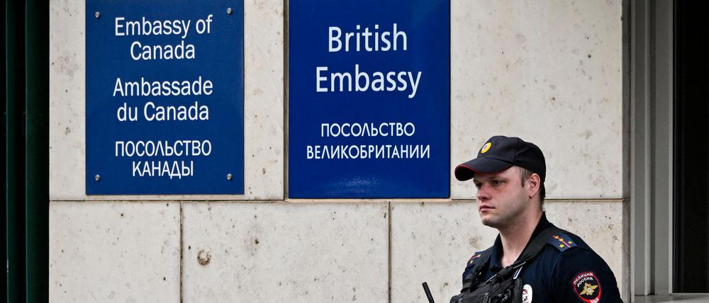 Ein russischer Polizist patrouilliert am 13. September 2024 vor dem Gebäude der britischen Botschaft in Moskau. 