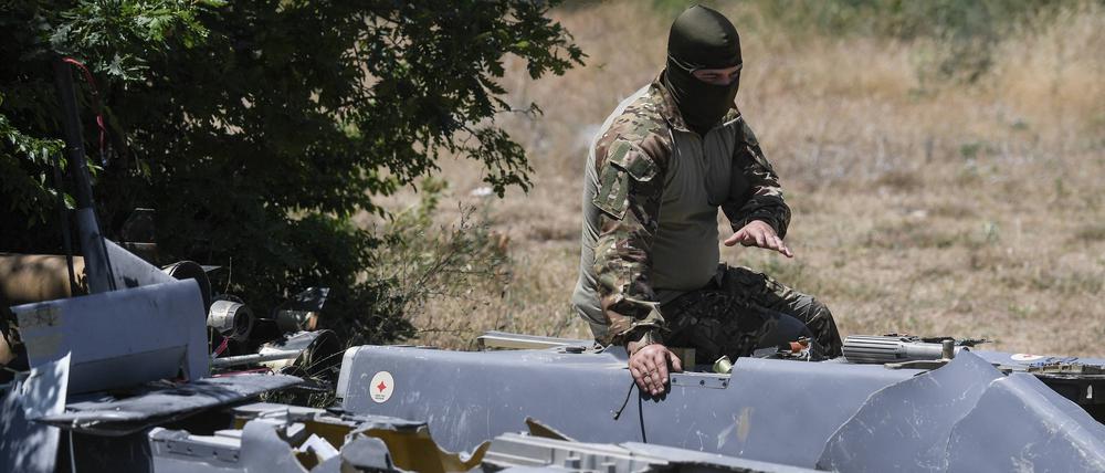 Ein russischer Militärexperte untersucht Trümmerteile einer Storm-Shadow-Rakete.