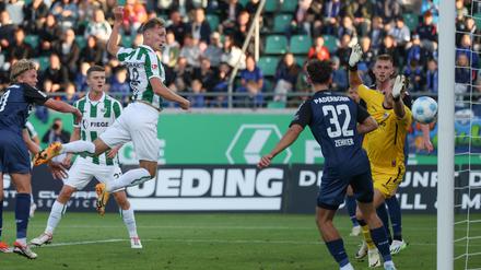 Münsters Mees trifft zum 1:0.