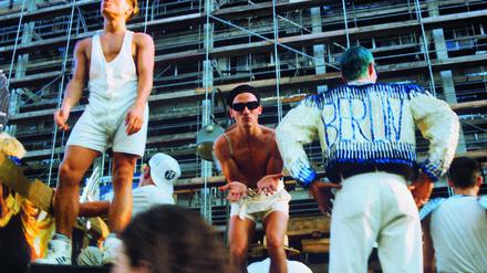 Von der Subkultur in den Mainstream. Ein Wagen auf der Love Parade, fotografiert von Annette Hauschild. 