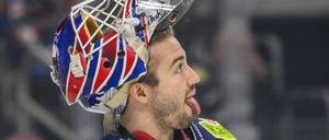 Wie so oft in der vergangenen Saison ärgerte Eisbären-Torwart Jake Hildebrand das gegnerische Team.