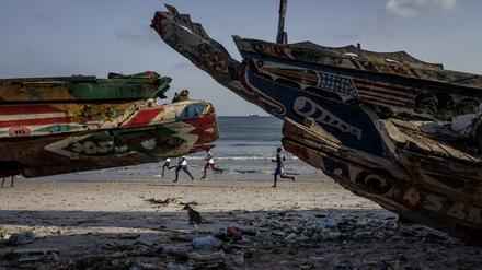 Migranten aus dem Senegal machen sich auf einfachen Fischerbooten, sogenannten Pirogen, auf den Weg und navigieren mehrere Tage lang gegen starke Winde und Atlantikströmungen. 