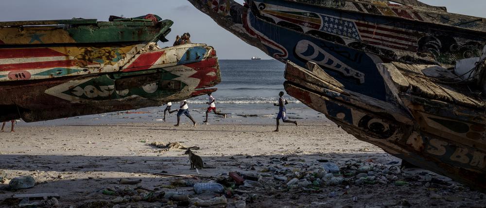 Migranten aus dem Senegal machen sich auf einfachen Fischerbooten, sogenannten Pirogen, auf den Weg und navigieren mehrere Tage lang gegen starke Winde und Atlantikströmungen.
