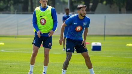Kevin Sessa (r) und Michael Cuisance (l) sollen Hertha in die höheren Tabellenregionen führen.