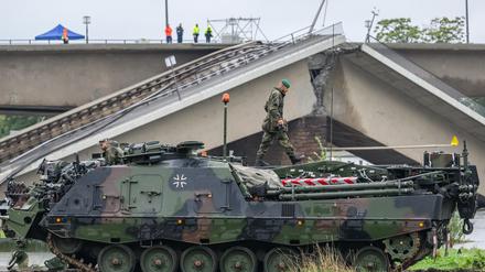 Ein Bergepanzer 3 der Bundeswehr, auch „Büffel“ genannt, steht vor der eingestürzten Carolabrücke in Dresden, um im Fall eines Hochwassers Baumaschinen zu bergen.