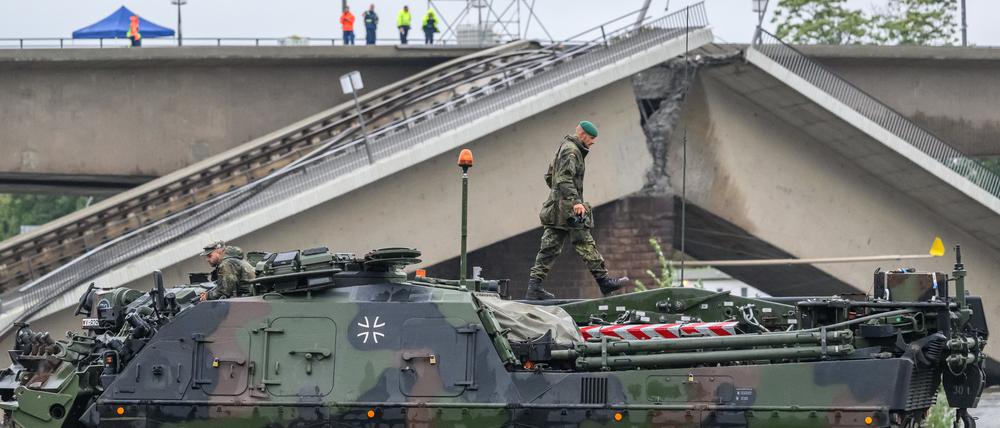 Ein Bergepanzer 3 der Bundeswehr, auch „Büffel“ genannt, steht vor der eingestürzten Carolabrücke in Dresden, um im Fall eines Hochwassers Baumaschinen zu bergen.