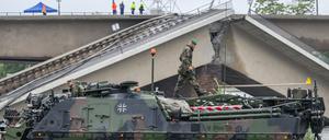 Ein Bergepanzer 3 der Bundeswehr, auch „Büffel“ genannt, steht vor der eingestürzten Carolabrücke in Dresden, um im Fall eines Hochwassers Baumaschinen zu bergen.
