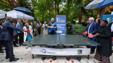 Spielerisch Gutes tun. Bundespräsident Frank-Walter Steinmeier (SPD, 2.v.r) und seine Frau Elke Büdenbender (2.v.l) spielen mit Kenias Präsidenten William Ruto (l) und seiner Frau Rachel Ruto beim Bürgerfest des Bundespräsidenten im Schloss Bellevue Tischtennis.