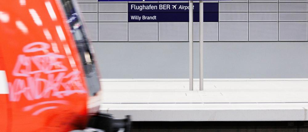 Zum Hauptstadtflughafen BER fahren wochenlang keine S-Bahnen. Fluggäste können aber weiterhin Züge der Deutschen Bahn nutzen. (Archivbild)