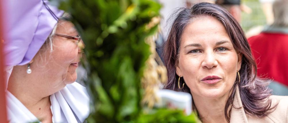 Annalena Baerbock fordert die demokratischen Parteien auf, zusammenzustehen.
