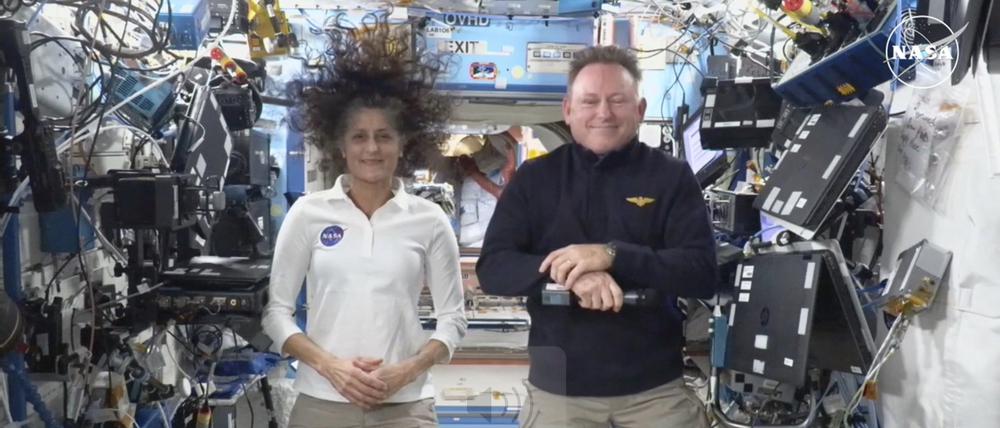 Dieses Bild aus einem Nasa-Livestream zeigt die NASA-Astronauten Suni Williams und Butch Wilmore während einer Pressekonferenz auf der Internationalen Raumstation.