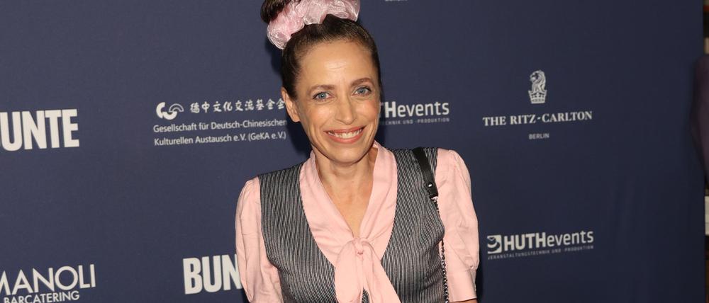 Schauspielerin Anna Thalbach kommt zur Verleihung des Deutschen Schauspielpreises 2024. 