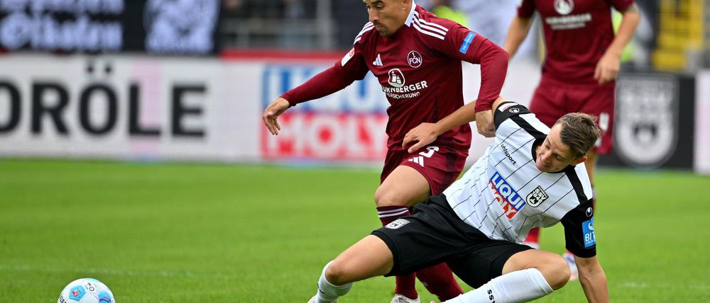 Nürnbergs Danilo Soares (links) kämpft gegen Ulms Lennart Stoll um den Ball.