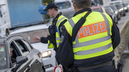 Polizisten kontrollieren am Grenzübergang Kiefersfelden den aus Österreich kommenden Verkehr. 
