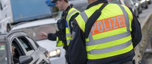 Polizisten kontrollieren am Grenzübergang Kiefersfelden den aus Österreich kommenden Verkehr. 