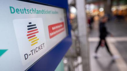 Bayern taxiert die Finanzierungslücke auf mindestens 750 Millionen Euro im nächsten Jahr - entsprechend müsse der Preis des 49-Euro-Tickets auf 64 Euro steigen.