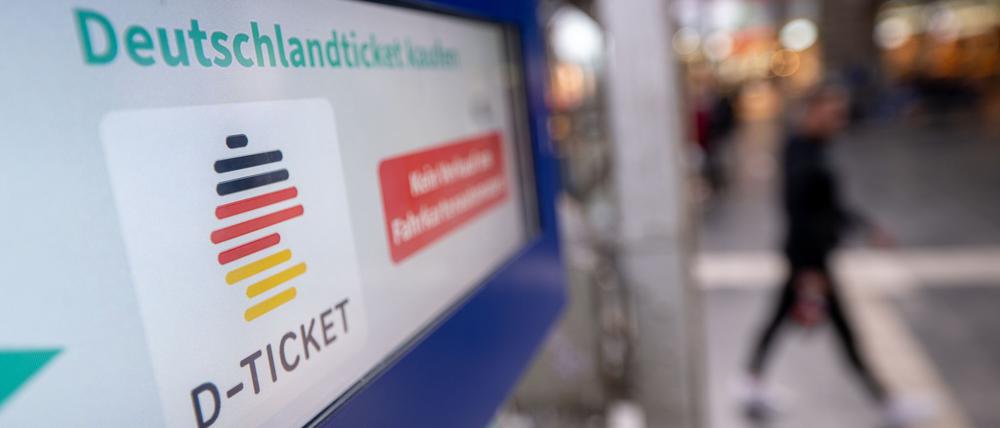 Bayern taxiert die Finanzierungslücke auf mindestens 750 Millionen Euro im nächsten Jahr - entsprechend müsse der Preis des 49-Euro-Tickets auf 64 Euro steigen. 