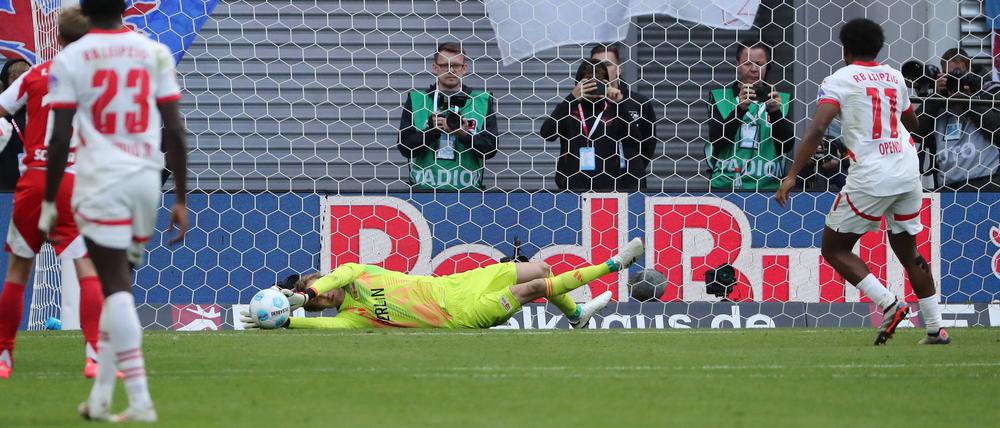 Frederik Rönnow sicherte dem 1. FC Union das 0:0, auch mit dem entschärften Elfmeter.