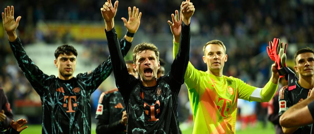 Torhüter Manuel Neuer feiert mit seinen Kollegen den 6:1-Sieg in Kiel.