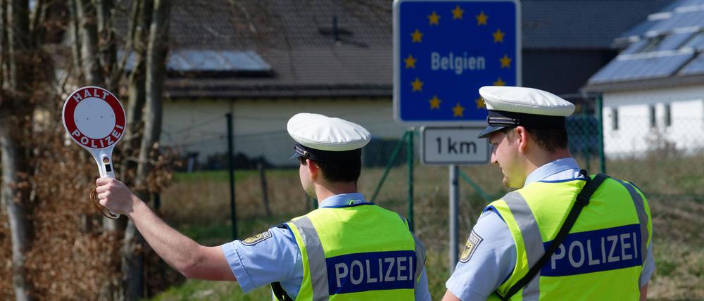 An einem Teil der deutschen Grenzen gibt es schon länger Kontrollen, nun soll an allen Landgrenzen kontrolliert werden - also etwa auch an der Grenze zu Belgien. (Archivbild)