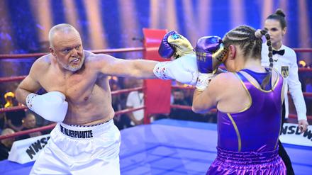 Entertainer Stefan Raab boxt gegen Boxweltmeisterin Regina Halmich bei einem Show Boxkampf im PSD Bank Dome. 