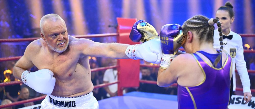 Entertainer Stefan Raab boxt gegen Boxweltmeisterin Regina Halmich bei einem Show Boxkampf im PSD Bank Dome.