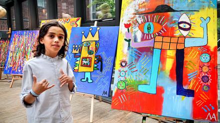Der junge Künstler Mikail Akar (11) stellt seine Werke vor.