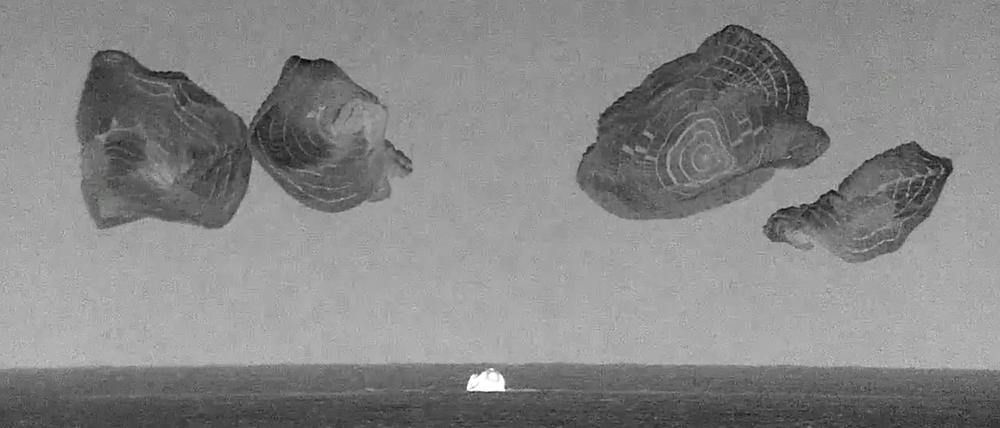 Dieses Schwarz-Weiß-Wärmebild aus einem SpaceX-Video zeigt die Kapsel Crew Dragon der Weltraum-Mission „Polaris Dawn“, nachdem sie den Golf von Mexiko in der Nähe der Dry Tortugas in Florida erreicht hat.