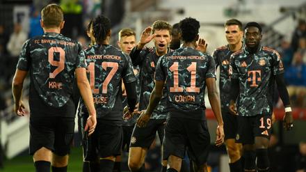 Bayern-Spieler bejubeln das fünfte Tor gegen Kiel.