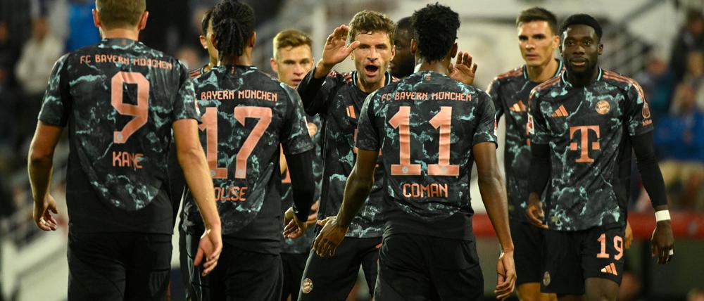 Bayern-Spieler bejubeln das fünfte Tor gegen Kiel.