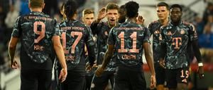 Bayern-Spieler bejubeln das fünfte Tor gegen Kiel.