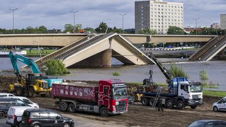 Der sogenannte C-Brückenteil der Carolabrücke, auf dem normalerweise die Straßenbahn verkehrt, war in der Nacht zum Mittwoch auf einer Länge von etwa hundert Metern in die Elbe gestürzt. Die genaue Ursache ist noch unklar.
