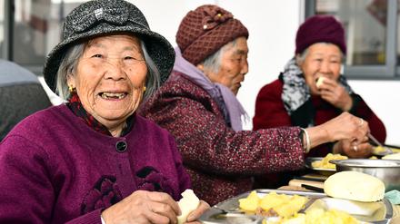 Eine Gruppe älterer Frauen in einem Pflegezentrum in China: Die chinesische Bevölkerung altert rasant – und schrumpft. 