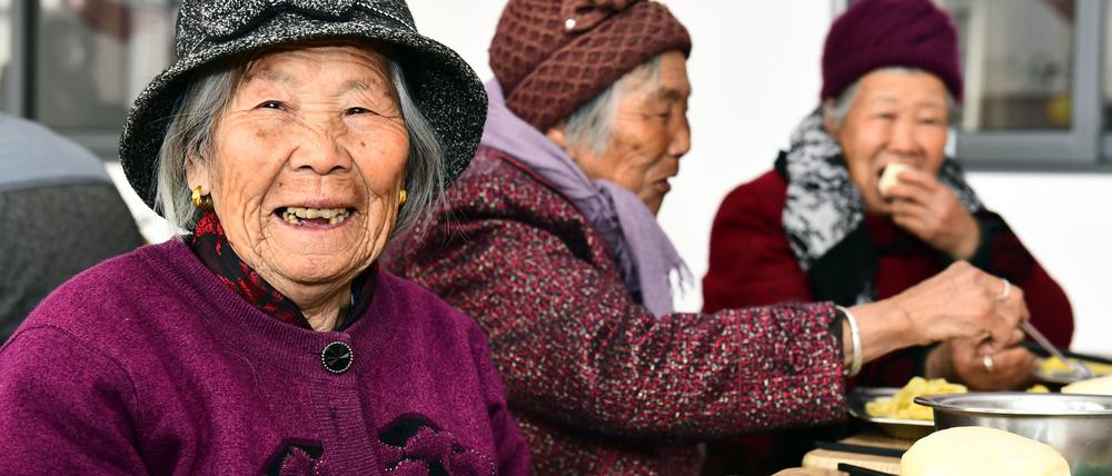 Eine Gruppe älterer Frauen in einem Pflegezentrum in China: Die chinesische Bevölkerung altert rasant – und schrumpft.